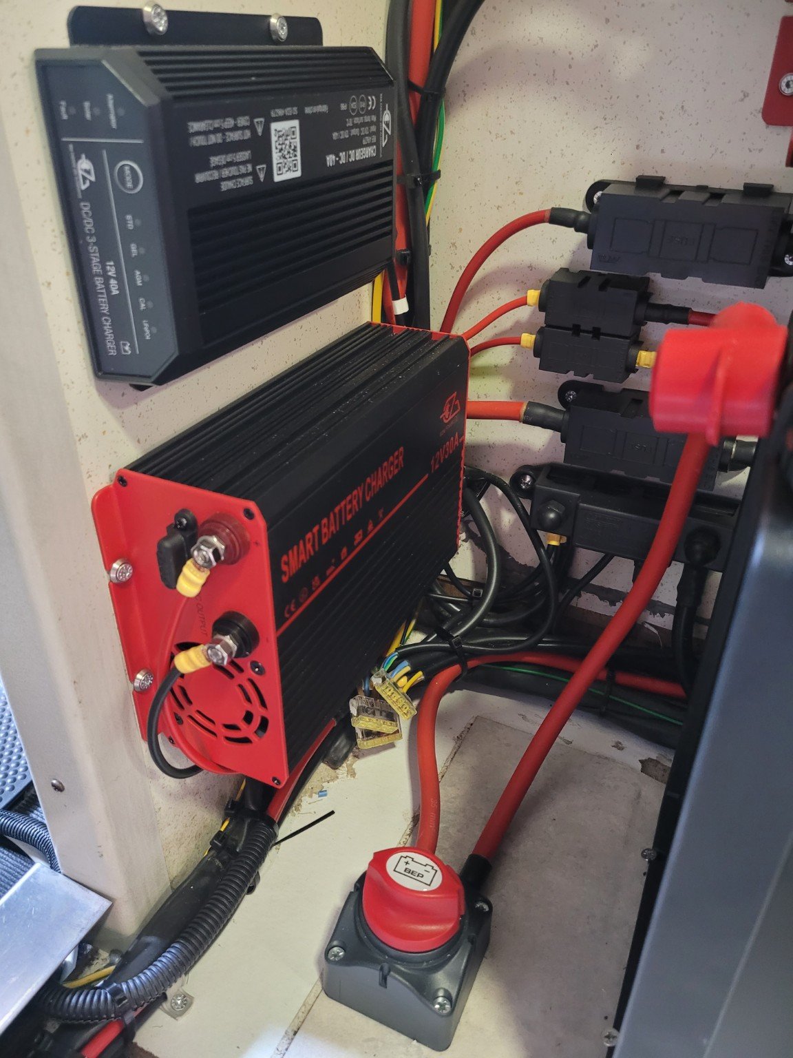 Chargeurs DC/DC et AC/DC intégrés à l’installation lithium