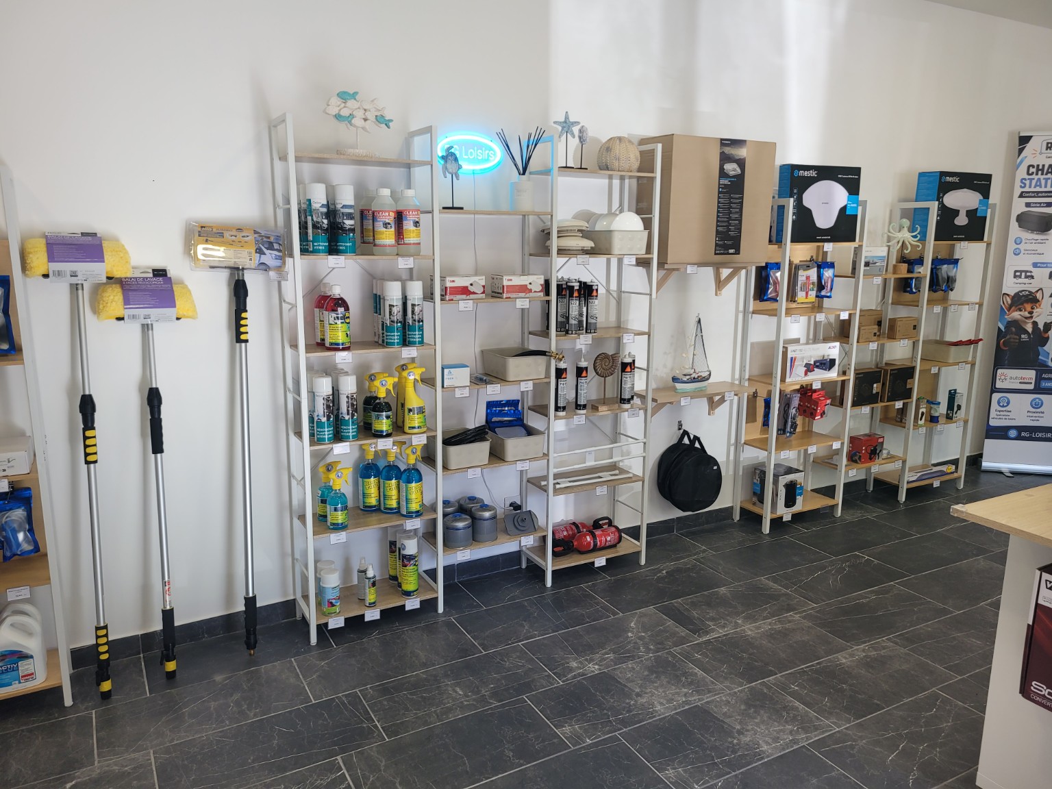 Étagères de produits d’entretien et d’accessoires pour véhicules de loisirs à Haspres