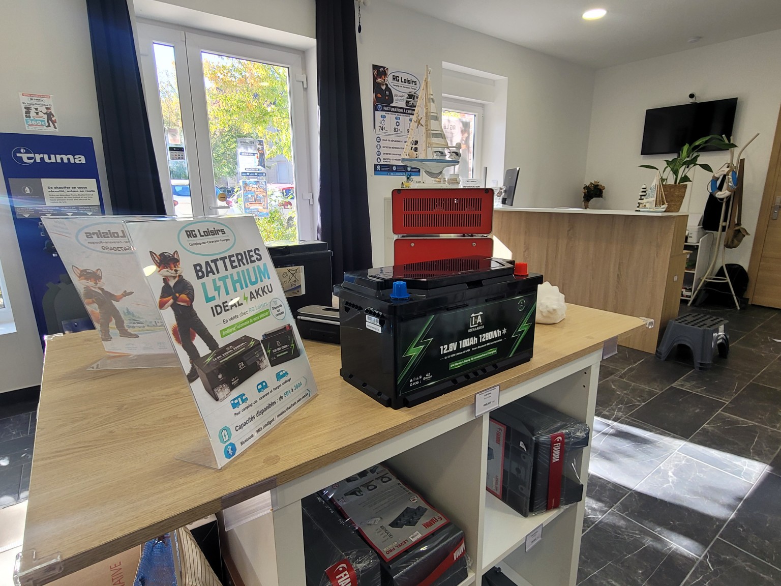 Batterie lithium et équipements exposés dans le magasin RG Loisirs à Haspres