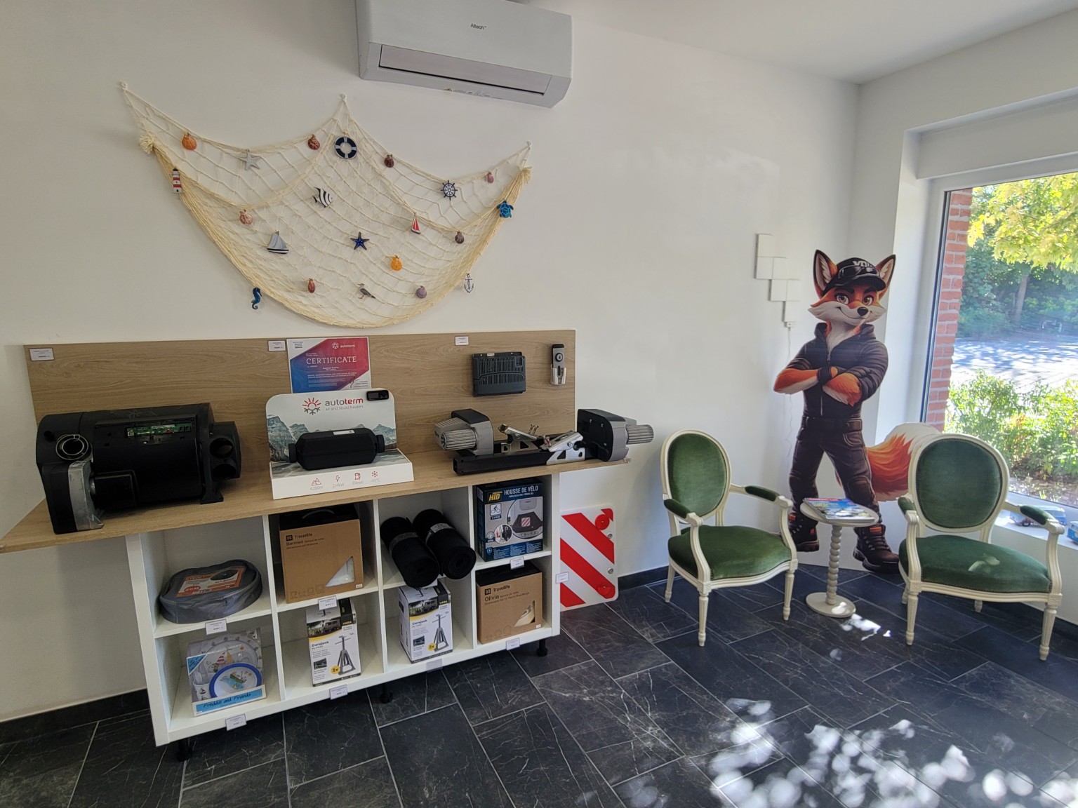 Espace de présentation des chauffages et coin accueil avec le renard RG Loisirs dans le magasin