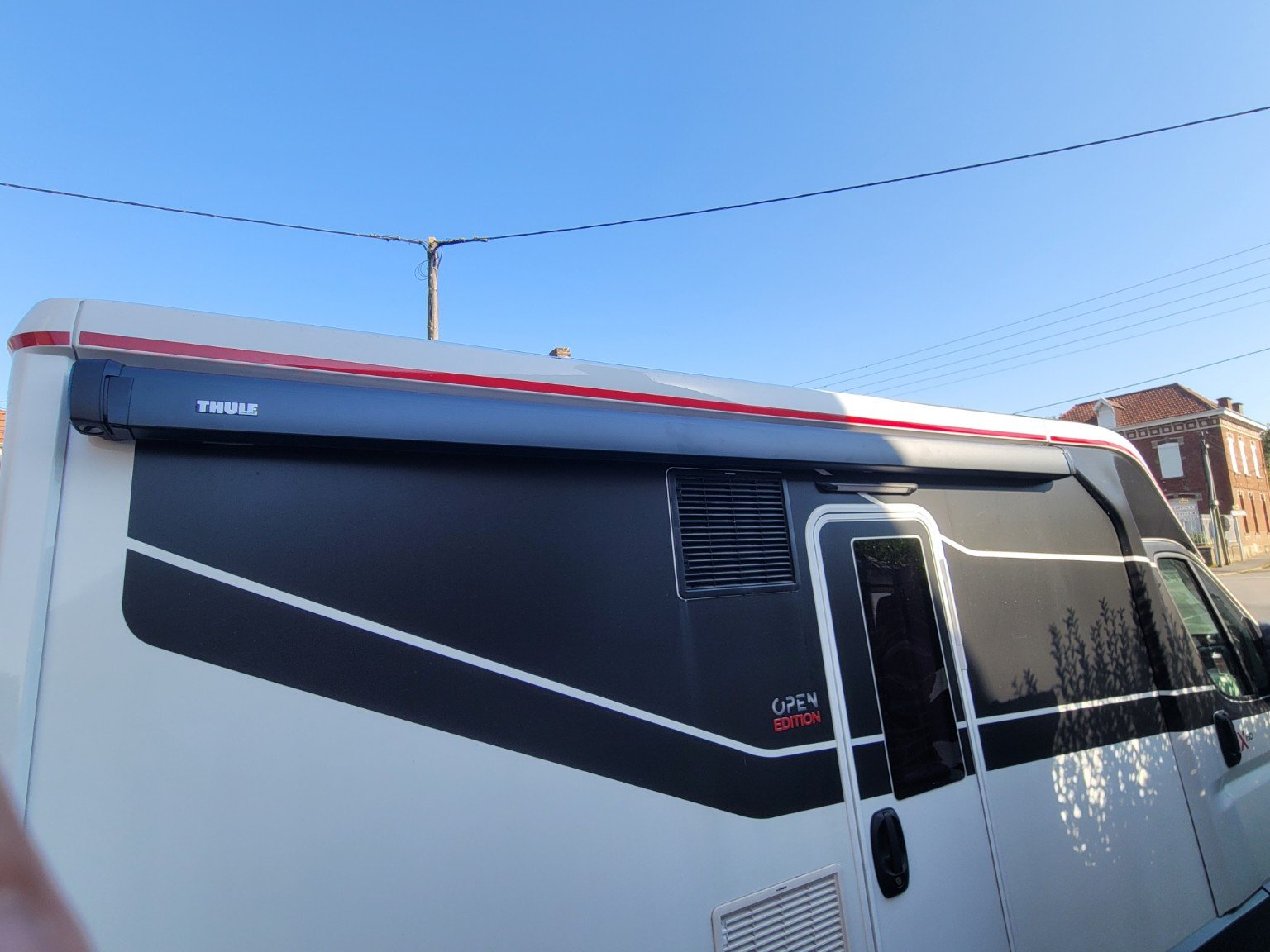 Store extérieur Thule installé, deuxième vue