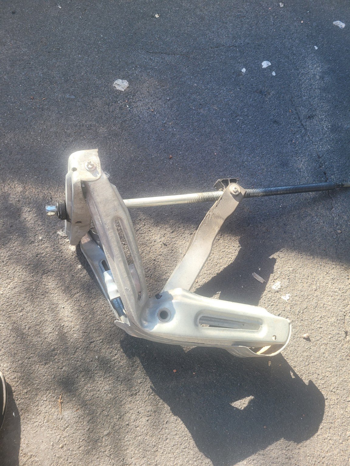 Ancien vérin stabilisateur de caravane déposé au sol avant son remplacement