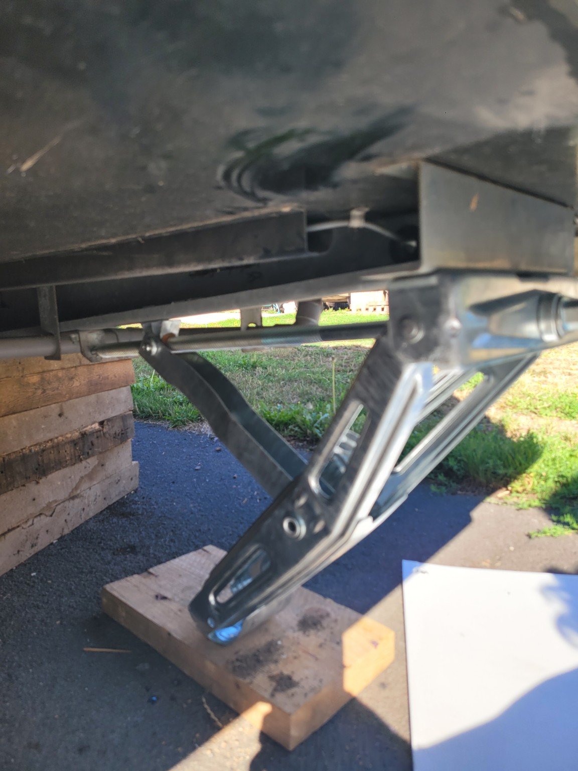 Nouveau vérin stabilisateur de caravane installé, en position déployée