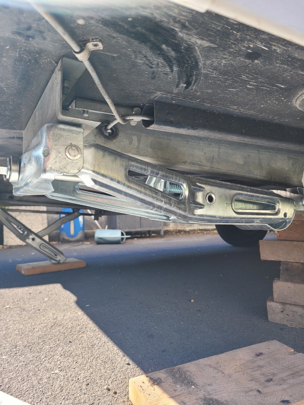 Vue de détail du nouveau vérin stabilisateur de caravane