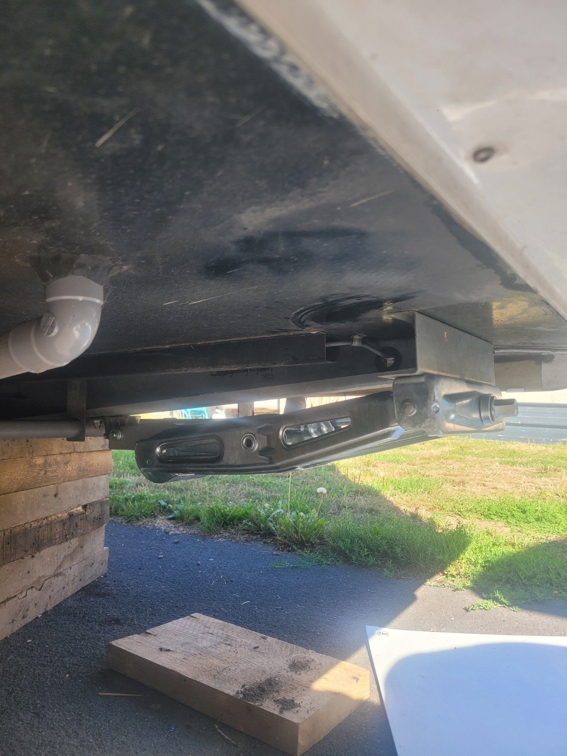 Nouveau vérin stabilisateur installé, en position repliée